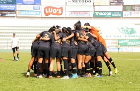 Jogadoras do Corinthians se cumprimentam antes da partida contra o Rio Preto