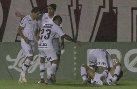 Jogadores comemoram gol da virada do Corinthians