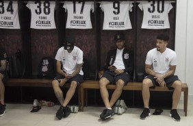 Jogadores se preparam para entrar em campo