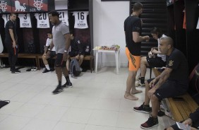 jogadores se preparam para entrar em campo contra o Vitria