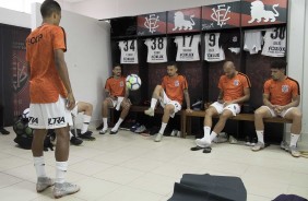 jogadores se preparam para entrar em campo contra o Vitria