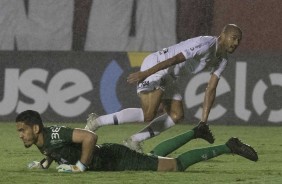 Roger marca o gol da virada do Corinthians contra o Vitória