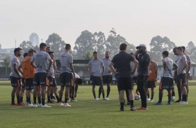Jogadores em atividade no treino desta terça-feira
