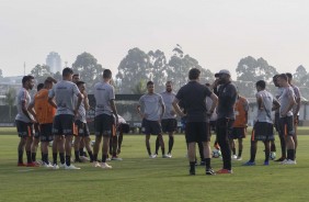 Jogadores em atividade no treino desta tera-feira