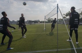 Jogadores em atividade no treino desta tera-feira