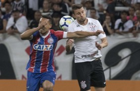 Henrique divide jogada com jogador do Bahia