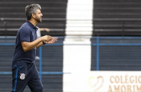 Tcnico Marcos Soares comanda a equipe do Corinthians sub-17