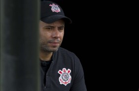 Jair observa seus jogadores no treino desta quarta-feira