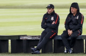 Jair Ventura observa seus jogadores a beira de campo