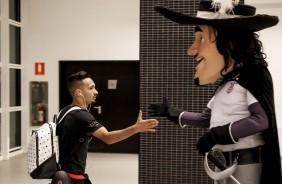 Clayson cumprimenta mascote do Timão antes da partida contra o São Paulo