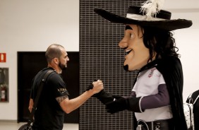 Danilo cumprimenta mascote do Timão antes da partida contra o São Paulo
