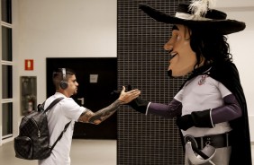 Fagner cumprimenta mascote do Timão antes da partida contra o São Paulo