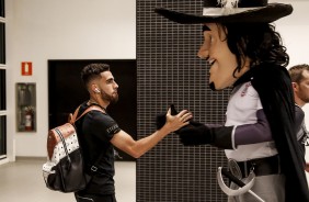 Gabriel cumprimenta mascote do Timão