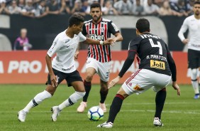 Pedrinho tenta passar pela marcação no jogo contra o São Paulo