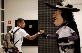 Ralf cumprimenta mascote do Timão antes da partida contra o São Paulo