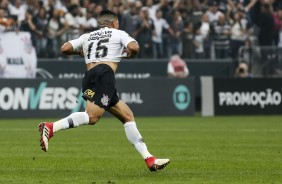 Ralf e jogadores comemoram único gol do Corinthians na partida