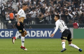 Ralf e jogadores comemoram único gol do Corinthians na partida