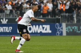 Ralf e jogadores comemoram único gol do Corinthians na partida