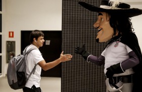 Romero cumprimenta mascote do Timo antes da partida contra o So Paulo