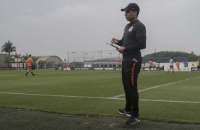 Técnico Jair Ventura observa seus jogadores a beira de campo no treino desta segunda-feira