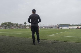 Técnico Jair Ventura observa seus jogadores a beira de campo no treino desta segunda-feira