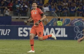 Cássio grita com companheiros no jogo contra o Cruzeiro