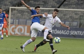 Danilo em disputa com adversário no jogo desta quarta-feira