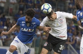 Danilo em disputa com adversário no jogo desta quarta-feira