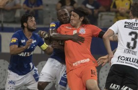 Goleiro Cássio é agarrado por jogador do Cruzeiro