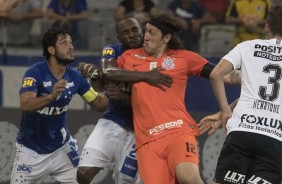 Goleiro Cssio  agarrado por jogador do Cruzeiro