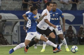 Jadson sofre marcação forte contra o Cruzeiro