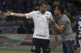 Jair passa orientações ao zagueiro Henrique