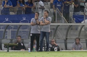 Jair Ventura observa seus jogadores a beira de campo