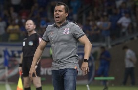 Jair Ventura orienta seus jogadores a beira de campo