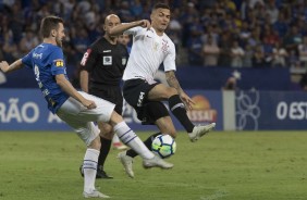 Jogadores em ao no jogo contra o Cruzeiro