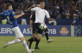 Jogadores em ação no jogo contra o Cruzeiro