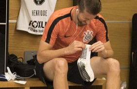 Zagueiro Henrique no vestirio da Arena Corinthians antes do jogo contra o Vasco, pelo Brasileiro