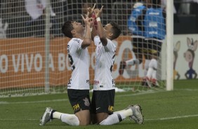 Pedrinho e Mateus comemorando o gol do Corinthians