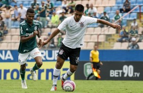 Fabrício Oya arma o chute na final contra o Palmeiras, pelo Paulista Sub-20