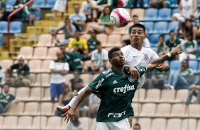Oya em jogada aérea durante final contra o Palmeiras, pelo Paulista Sub-20