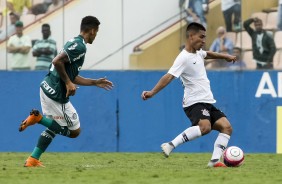 Oya em jogada contra o Palmeiras pelo Paulista Sub-20; Timão saiu derrotado