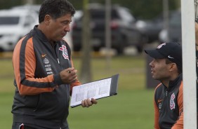 Emlio Faro, auxiliar tcnico, durante o treino do Corinthians de hoje no CT Joaquim Grava