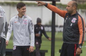 Mateus Vital e Fabrcio Pimenta, preparador fsico, durante o treino desta tera-feira