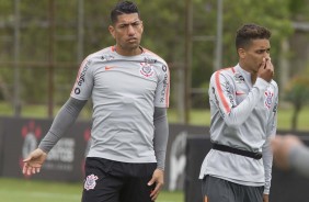 Ralf e Pedrinho treinam para enfrentar o Atlético-PR, pelo Brasileirão, fora de casa