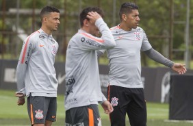 Thiaguinho, Pedro Henrique e Ralf durante treino desta tera-feira no CT Joaquim Grava