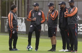 Treinador Jair Ventura e comisso tcnica durante ltimo treino