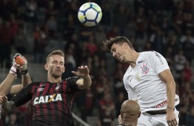 Danilo Avelar cabeceia a bola em lance na partida desta quarta