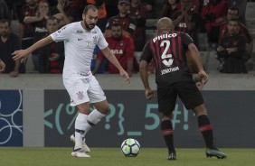 Danilo em ação na partida contra o Atlético-PR
