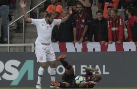 Danilo em ação na partida contra o Atlético-PR