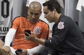 Emerson Sheik e Jadson nos vestiários antes da partida contra o Atlético-PR